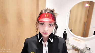 В туалете: Трахает девушку из Макдональдса в туалете кафе