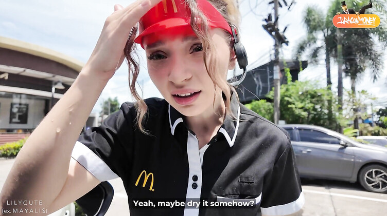 Трахает девушку из Макдональдса в туалете кафе