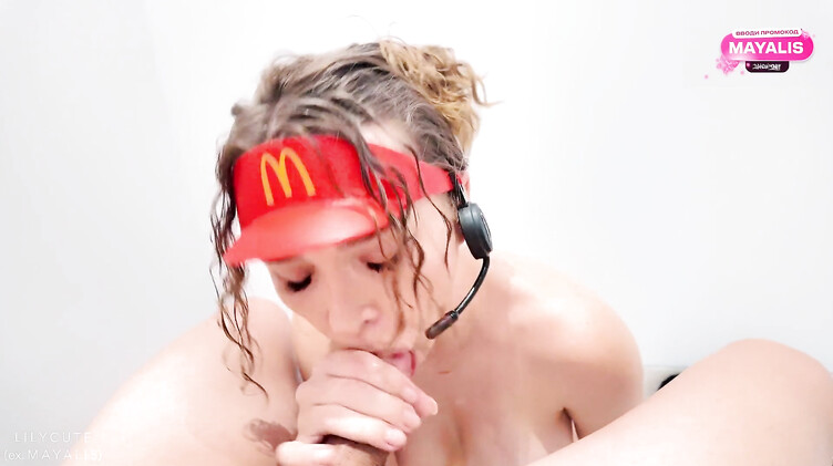 Трахает девушку из Макдональдса в туалете кафе