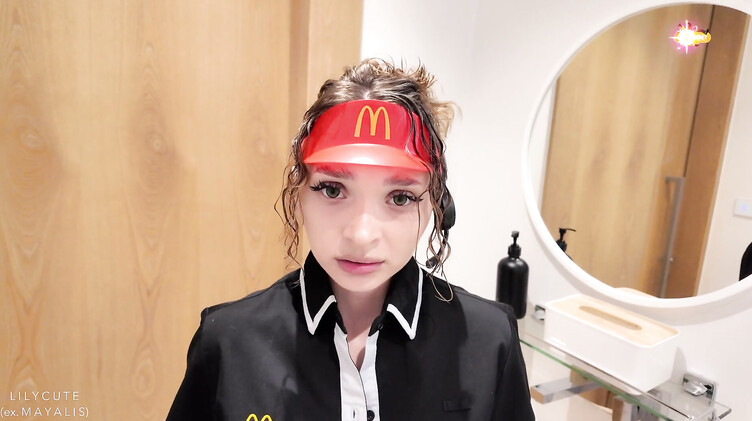 Трахает девушку из Макдональдса в туалете кафе