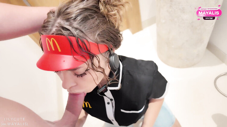 Трахает девушку из Макдональдса в туалете кафе