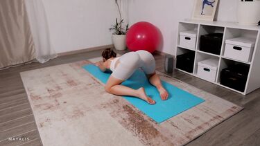 Чпокнул младшую сестру, помогая с растяжкой во время йоги