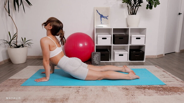 Чпокнул младшую сестру, помогая с растяжкой во время йоги