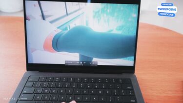 Инструктор по йоге вышла из экрана ноутбука и трахнула русского парня дрочуна