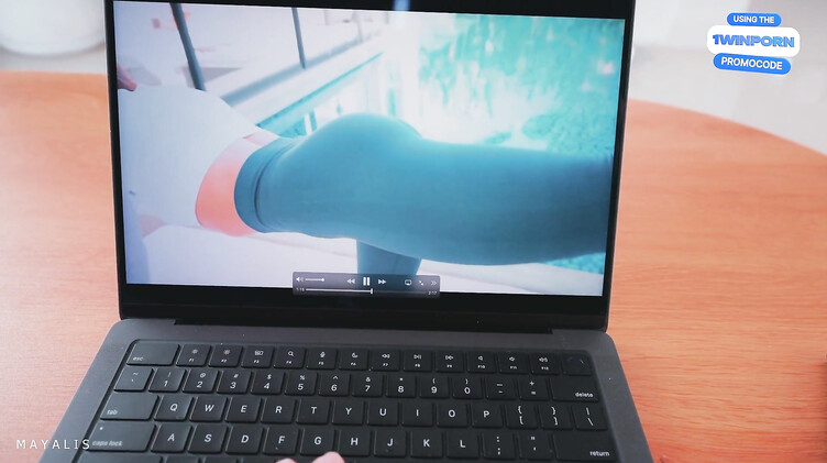 Йога: Инструктор по йоге вышла из экрана ноутбука и трахнула русского парня дрочуна