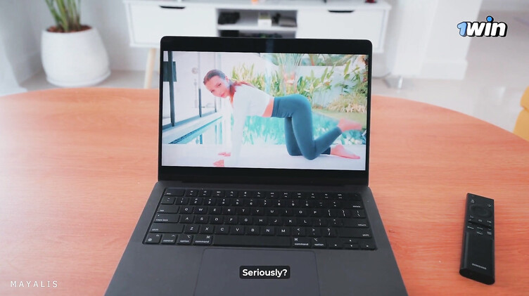 Инструктор по йоге вышла из экрана ноутбука и трахнула русского парня дрочуна