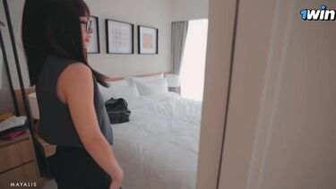 Недовольный клиент трахает раком управляющую отелем