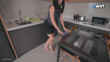 Недовольный клиент трахает раком управляющую отелем