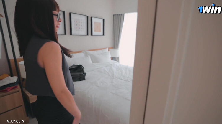 Недовольный клиент трахает раком управляющую отелем