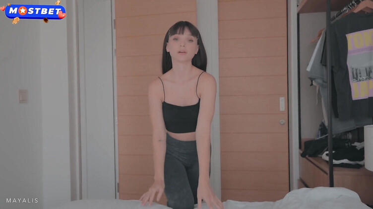 Фитоняшка в лосинах трахается в позе догги стайл на большой кровати