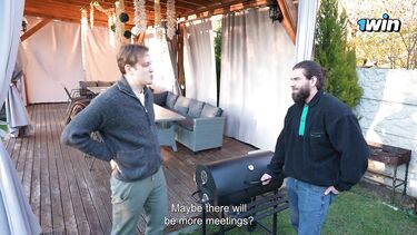 Девки поели на халяву мясо и отработали шашлык пёздами