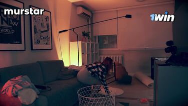 На стуле: Жена останавливает грабителя горловым минетом и еблей