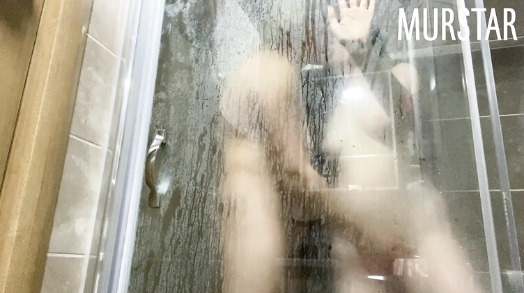 Отымел Тому Мур, прислонив сиськами к стенке душа