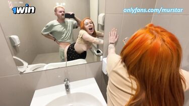 Иностранный пикапер соблазнил русскую и трахнул ее в туалете кафе