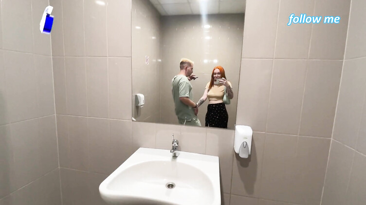 Иностранный пикапер соблазнил русскую и трахнул ее в туалете кафе