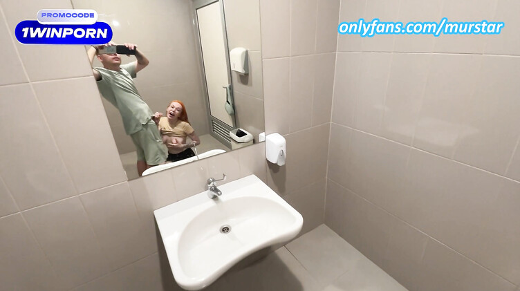 Иностранный пикапер соблазнил русскую и трахнул ее в туалете кафе