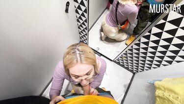 Резво пососала и глотнула сперму в примерочной Синсея