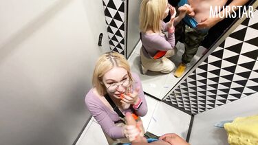 Резво пососала и глотнула сперму в примерочной Синсея