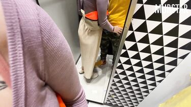 Глотает сперму: Резво пососала и глотнула сперму в примерочной Синсея