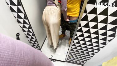 Резво пососала и глотнула сперму в примерочной Синсея