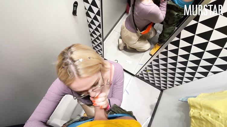 Резво пососала и глотнула сперму в примерочной Синсея