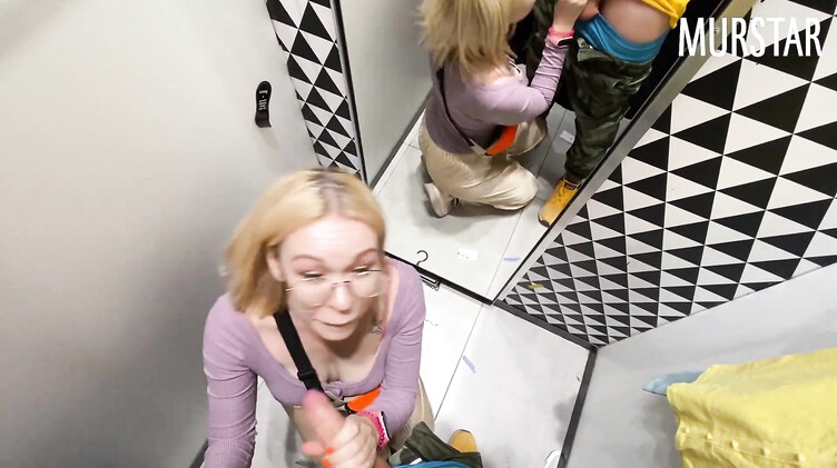 Резво пососала и глотнула сперму в примерочной Синсея