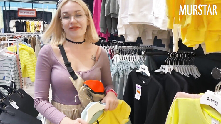 Блондинки: Резво пососала и глотнула сперму в примерочной Синсея