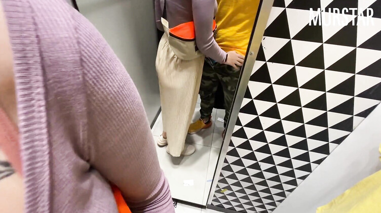 Резво пососала и глотнула сперму в примерочной Синсея