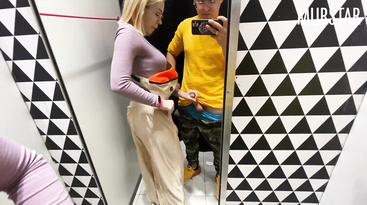 Глотает сперму: Резво пососала и глотнула сперму в примерочной Синсея