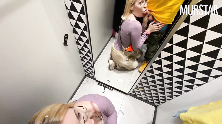 Резво пососала и глотнула сперму в примерочной Синсея