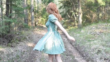 Рыжая русская девушка в платье трахается в лесу и получает сперму на лицо