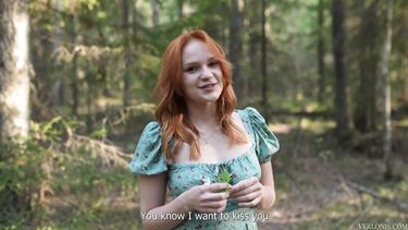 Рыжая русская девушка в платье трахается в лесу и получает сперму на лицо