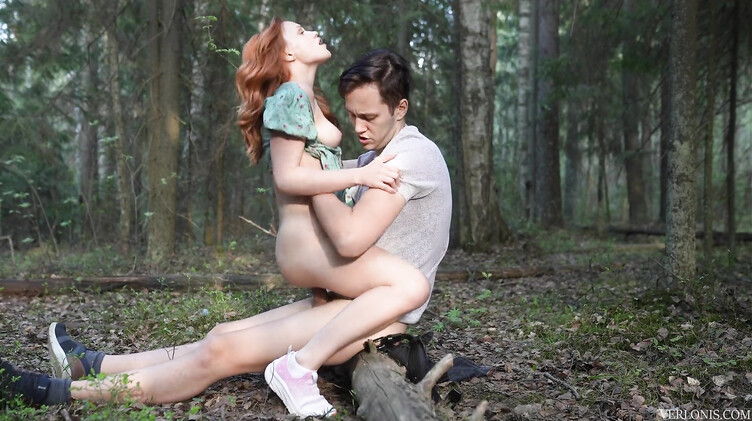 Рыжая русская девушка в платье трахается в лесу и получает сперму на лицо