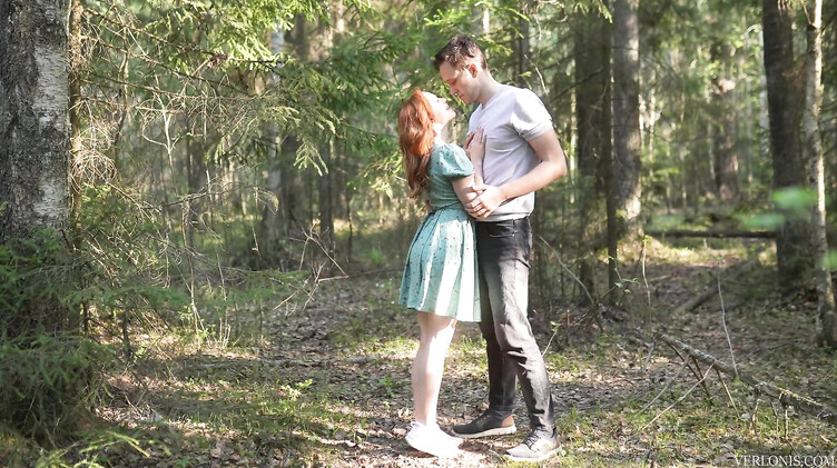 Рыжая русская девушка в платье трахается в лесу и получает сперму на лицо