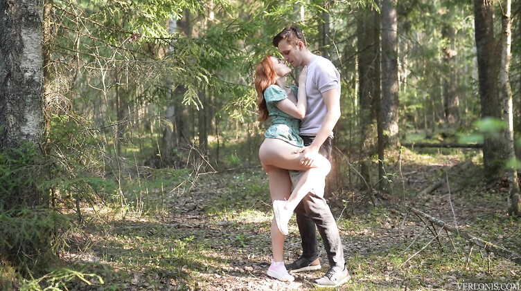 Рыжая русская девушка в платье трахается в лесу и получает сперму на лицо