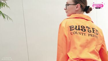 Сбежавшая из тюрьмы преступница трахается в попку с незнакомцем