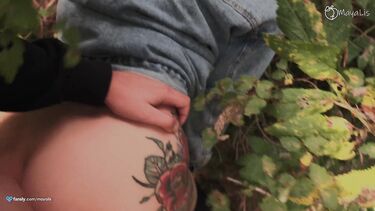 В лесу: Любительский секс на природе с красивой девушкой во время отдыха