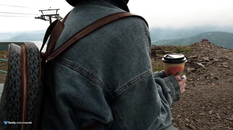 В одежде: Любительский секс на природе с красивой девушкой во время отдыха