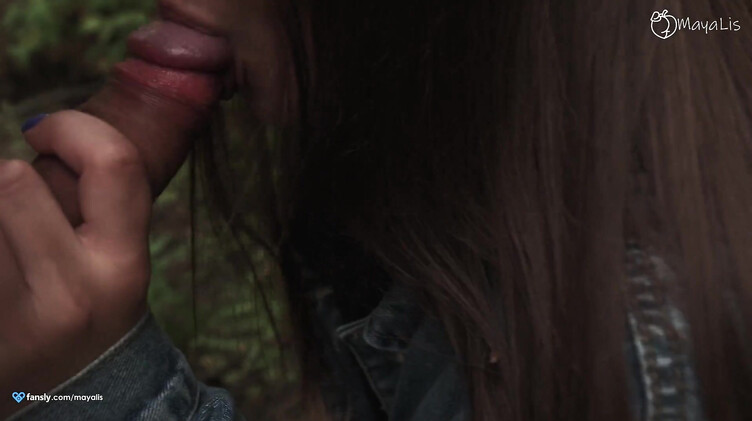 Любительский секс на природе с красивой девушкой во время отдыха