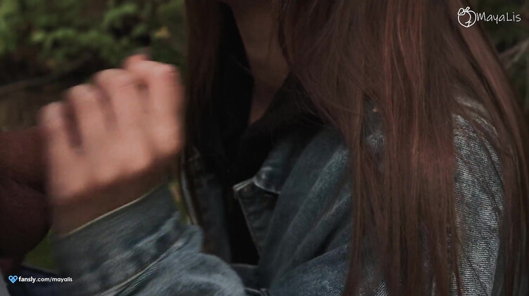 Любительский секс на природе с красивой девушкой во время отдыха