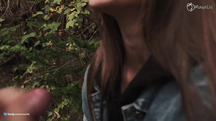 Любительский секс на природе с красивой девушкой во время отдыха