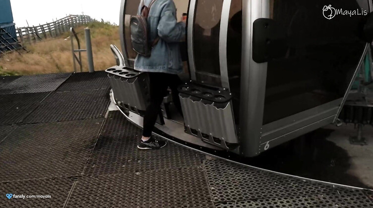 Любительский секс на природе с красивой девушкой во время отдыха