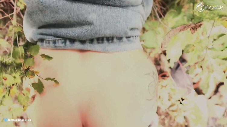 Любительский секс на природе с красивой девушкой во время отдыха