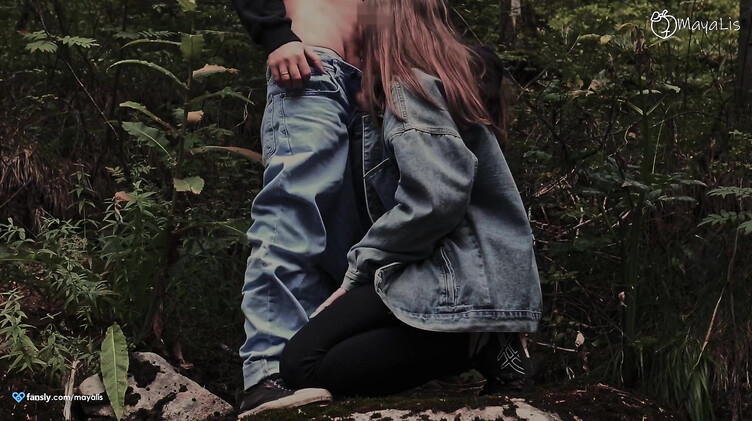 Любительский секс на природе с красивой девушкой во время отдыха