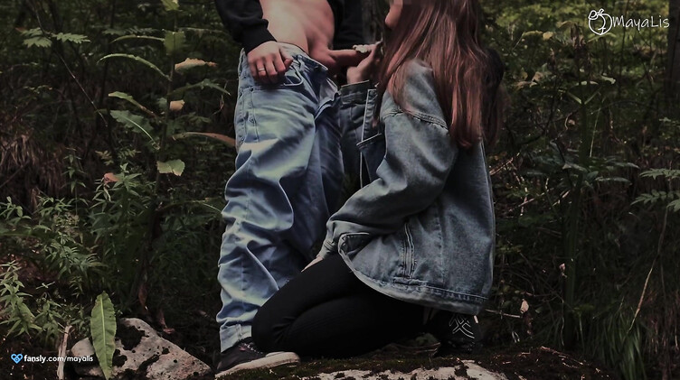 Любительский секс на природе с красивой девушкой во время отдыха