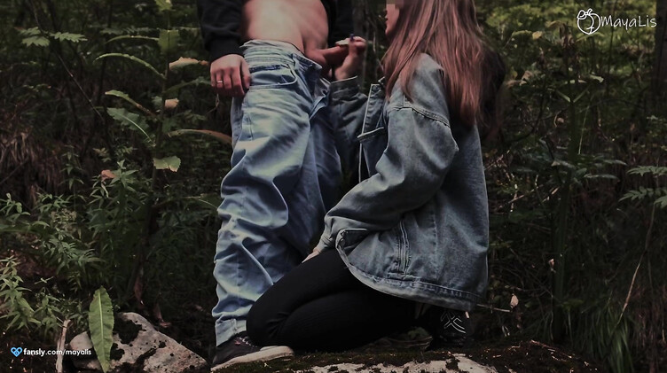 Любительский секс на природе с красивой девушкой во время отдыха