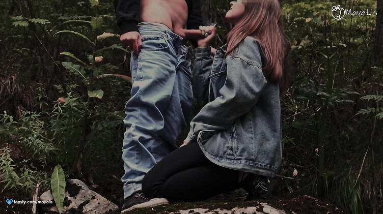 Любительский секс на природе с красивой девушкой во время отдыха