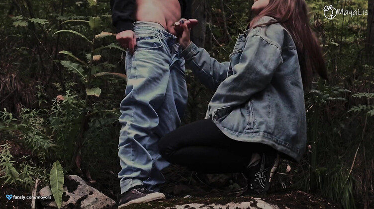 Любительский секс на природе с красивой девушкой во время отдыха