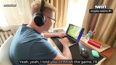 Пасынок выебал раком застрявшую под кроватью мачеху