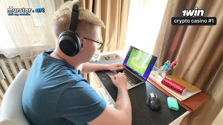 Пасынок выебал раком застрявшую под кроватью мачеху